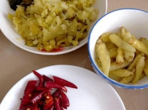 恐怖酸菜鱼出装攻略（揭秘恐怖酸菜鱼的最佳装备选择，让你在游戏中无敌出击）